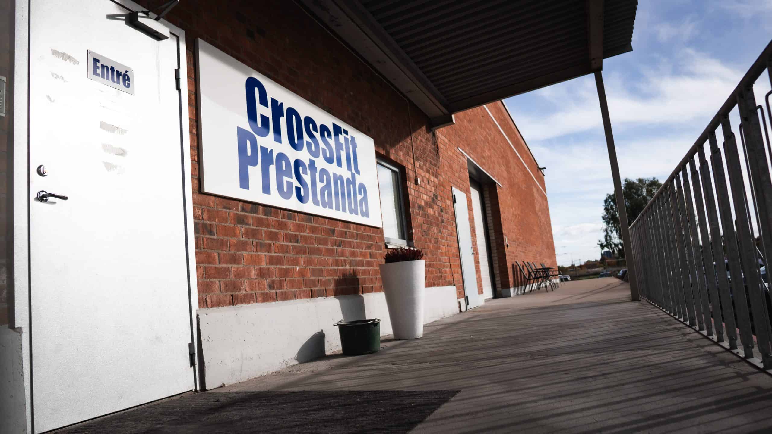 Entrén till CrossFit Prestanda på Lötängsgatan i Gävle