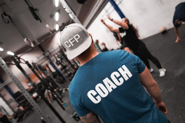 Coach som leder en CrossFit-klass